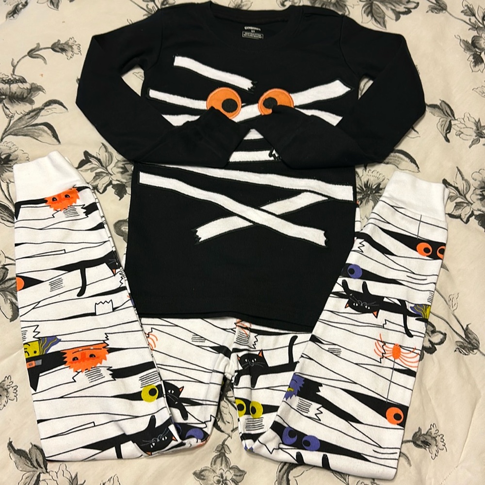 Halloween’s PJ size 5T